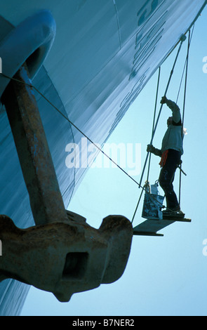 Mariner Malerei des Rumpfes von einem Ozean laufenden Frachter beim Entladen von Fracht im Hafen von Saint John, New Brunswick Kanada Stockfoto