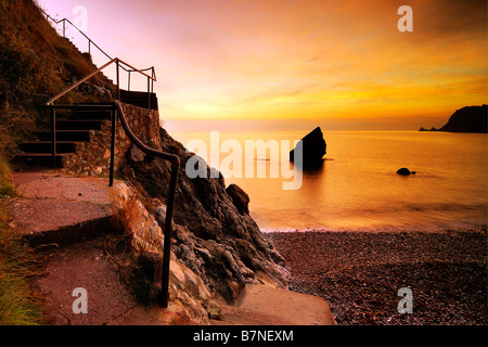 Sonnenaufgang von kleinen Oddicombe Strand in Torquay in South Devon England nach Westen entlang der Küste Stockfoto