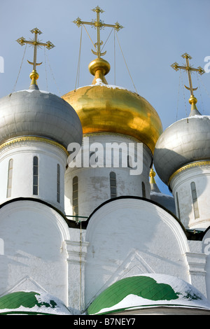 Kuppeln der Kathedrale der Gottesmutter von Smolensk (16. Jahrhundert). Das Nowodewitschi-Kloster, Moskau, Russland Stockfoto