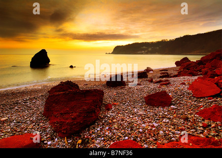 Sonnenaufgang von kleinen Oddicombe Strand in Torquay in South Devon England nach Westen entlang der Küste Stockfoto