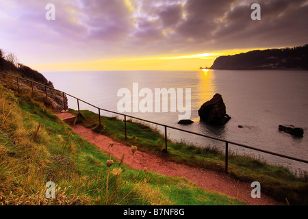 Sonnenaufgang von Konkurrent Punkt mit Blick auf kleine Oddicombe Strand in Torquay in South Devon England Blick nach Süden, entlang der Küste Stockfoto