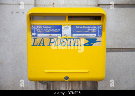 Gelbe französische Post Box La Poste Stockfoto