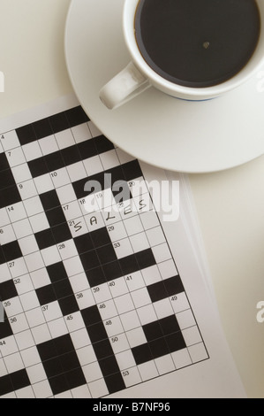 Kreuzworträtsel mit Antwort geschrieben, Tasse schwarzen Kaffee oben rechts, gedreht von oben Stockfoto
