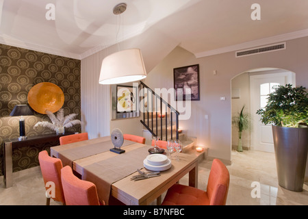 Moderne Tapeten und große orange Strohhut auf einer Wand fügt Interesse und Wärme zu diesem großen Saal Esszimmer in spanischen villa Stockfoto