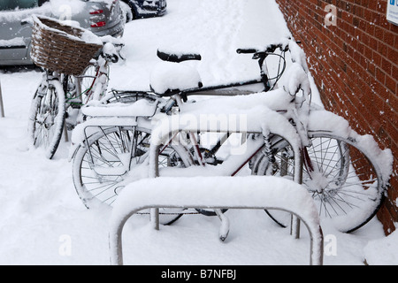 Schnee bedeckt Fahrräder eingesperrt in Nord-London East Finchley u-Bahnstation am 2. Februar 2009 Stockfoto
