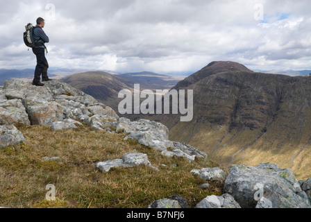 Hillwalker auf dem Gipfel des Buachaille Etive Beag, Glen Coe, Lochaber, Schottland, Stob Coire Raineach, Mai. Stockfoto