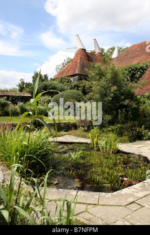 EINE DEKORATIVE WILDLIFE TEICH IN EINEN ENGLISCHEN LANDSCHAFTSGARTEN. Stockfoto