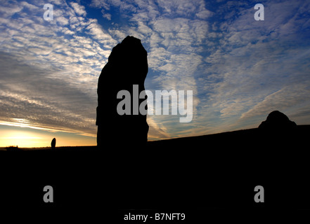 MORGEN WOLKENFORMATIONEN UND FLUGZEUGE KONDENSSTREIFEN BILDEN EIN INTERESSANTES MUSTER ÜBER DEN MORGENHIMMEL IN AVEBURY MEHALITHIC Stockfoto