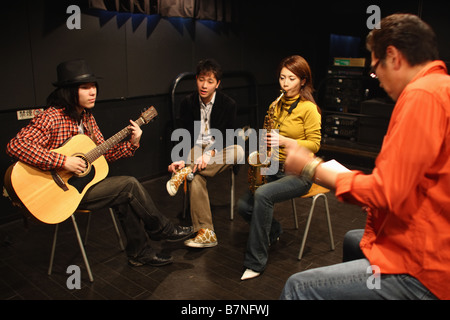 Jugendliche diskutieren im Tonstudio Stockfoto