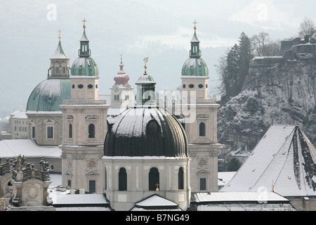 Türme der Franziskanerkirche und Salzburger Dom in der Altstadt von Salzburg, Österreich. Blick vom Monchsberg Hügel. Stockfoto