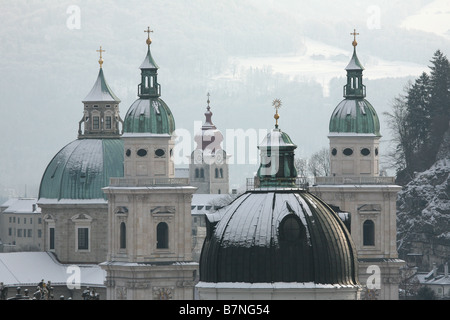 Türme der Franziskanerkirche und Salzburger Dom in der Altstadt von Salzburg, Österreich. Blick vom Monchsberg Hügel. Stockfoto