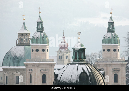 Türme der Franziskanerkirche und Salzburger Dom in der Altstadt von Salzburg, Österreich. Blick vom Monchsberg Hügel. Stockfoto