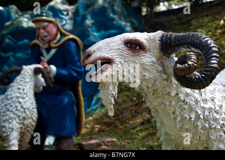 Skulptur Mönch und Ziegen in Haw Par Villa, Singapur Stockfoto