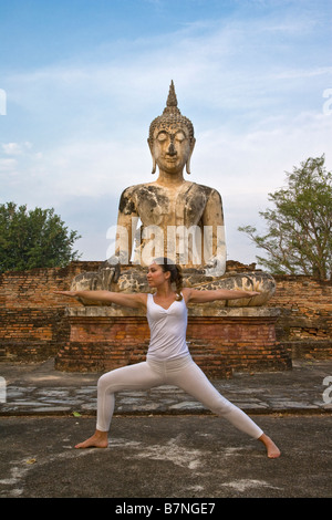 Yoga, Frau, Buddha, beim Yoga vor Sakralraum, Yogi, Yoga-Pose, Denkmal, Rücken beugen, glücklich, gesund, Wohlbefinden, Stockfoto