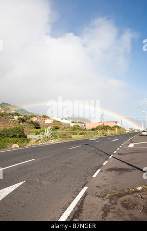 Ein Regenbogen am Ende einer Straße in Mazo auf La Palma (Kanarische Inseln). Stockfoto