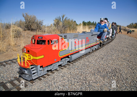 Besucher eine kleine Eisenbahn Museum Fahrt Miniatur Motoren auf TracksThis ist ein Santa Fe Railroad-locomot Stockfoto