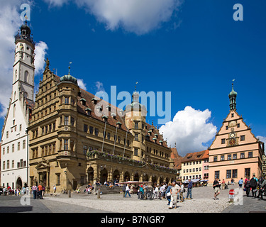 Hauptplatz mit Rathaus und Turm Rothenburgs auf links und Tourist Office mit Sonnenuhr und Uhr auf richtige Rothenburg Deutschland Stockfoto