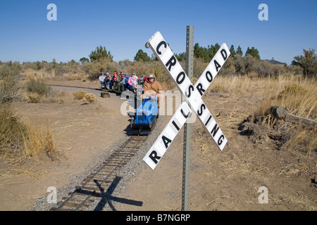 USA OREGON biegen Besucher zu einem kleinen Eisenbahnmuseum fahren Miniatur Züge um ein Bahngleis Stockfoto