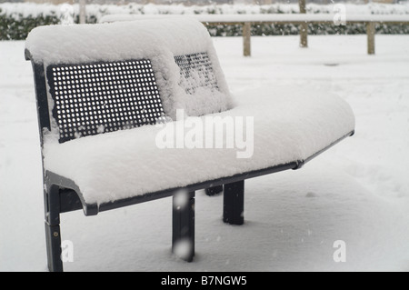 Bank im Schneesturm Stockfoto