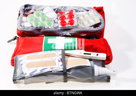 Erste-Hilfe-Kasten, Pack und mobile, persönliche Apotheke, Medikamente, für die Reise. Stockfoto