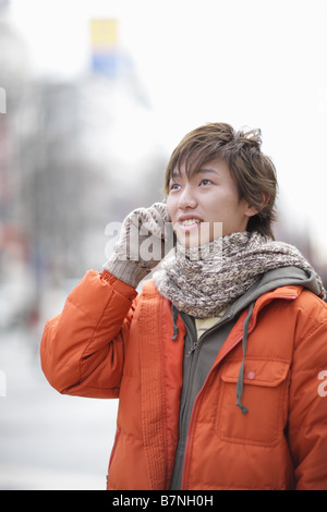 Menschen reden über Handy Stockfoto