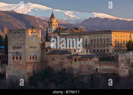 Die Alhambra La Alhambra mit Schnee bedeckt die Berge der Sierra Nevada im Hintergrund in Andalusien, Spanien, Europa Stockfoto