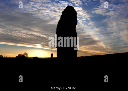 MORGEN WOLKENFORMATIONEN UND FLUGZEUGE KONDENSSTREIFEN BILDEN EIN INTERESSANTES MUSTER ÜBER DEN MORGENHIMMEL IN MEGALITHISCHEN AVEBURY Stockfoto