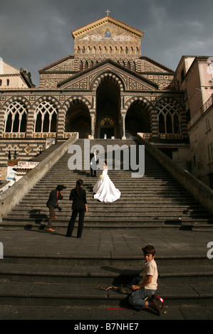 Neuen Ehepaar nimmt Fotos auf die monumentale Treppe der Kathedrale in Kampanien, Italien Amalfi. Stockfoto