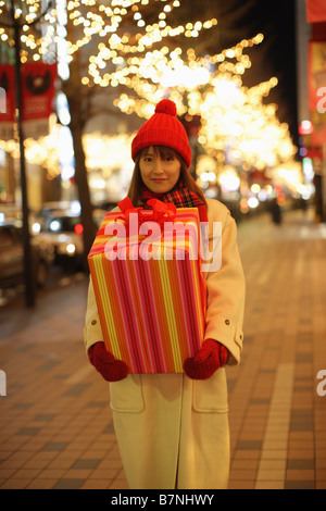 Frau mit Geschenk Stockfoto