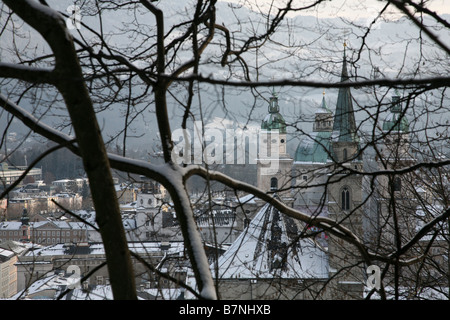 Türme der Franziskanerkirche und Salzburger Dom in der Altstadt von Salzburg, Österreich. Die Aussicht vom Monchsberg Hügel. Stockfoto