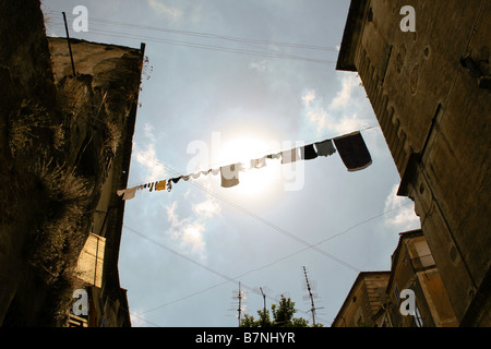 Hängen Sie Kleider aus alten Gebäude in Cosenza. Stockfoto