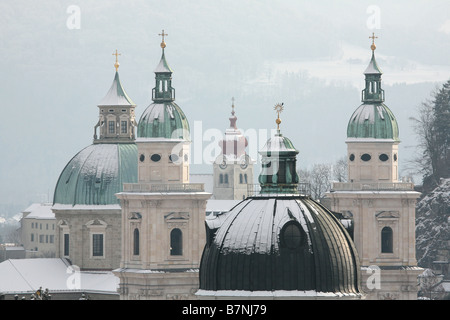 Türme der Franziskanerkirche und Salzburger Dom in der Altstadt von Salzburg, Österreich. Blick vom Monchsberg Hügel. Stockfoto