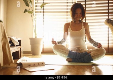 Eine Frau beim yoga Stockfoto