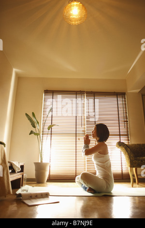 Eine Frau beim yoga Stockfoto