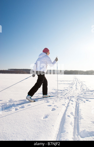 Skifahren am zugefrorenen See, Lohja, Finnland Stockfoto