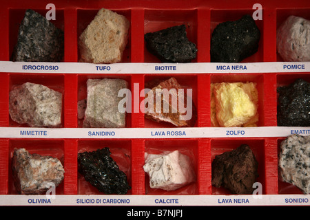 Mineraliensammlung aus dem Vesuv in einen Souvenir-Shop auf dem Gipfel des Vesuvs in Kampanien, Italien. Stockfoto