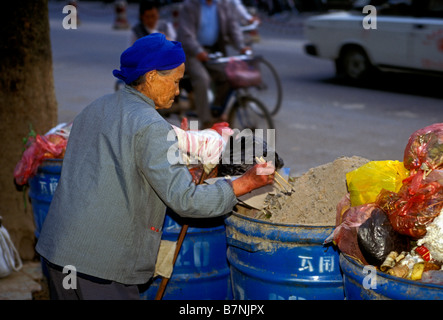 Personen weiblich 1 ein adult senior arme alte Seniorin Kommissionierung durch Müll Müll kann Kunming Yunnan Provinz China Asien Stockfoto