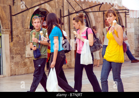 Eine Gruppe junger Leute, die Essen ein Eis in der Altstadt Dubrovnik Kroatien Stockfoto