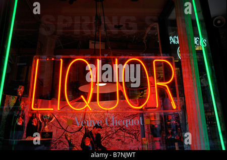 Neon melden Sie sich an das Fenster von einem Liquor Store in New York City Stockfoto