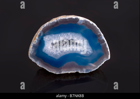 Achat Geode, blau, groß, auf schwarzem Hintergrund Stockfoto