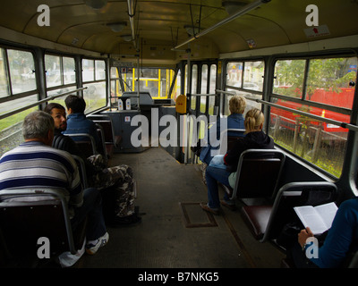 Innenansicht von einer Straßenbahn auf den Straßen von Krakau, Polen. Stockfoto