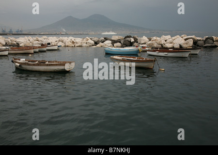 Vesuv und den Golf von Neapel mit Fischer Boote in Neapel, Italien. Stockfoto