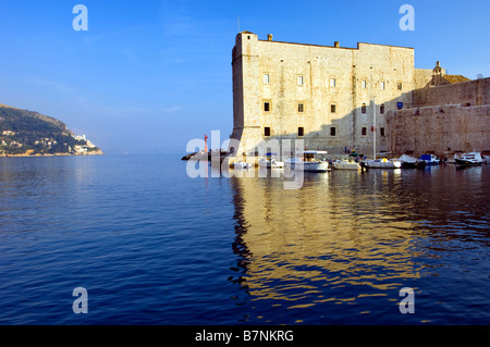 Befestigung an der Einfahrt in den Hafen der Altstadt Dubrovnik Kroatien Stockfoto