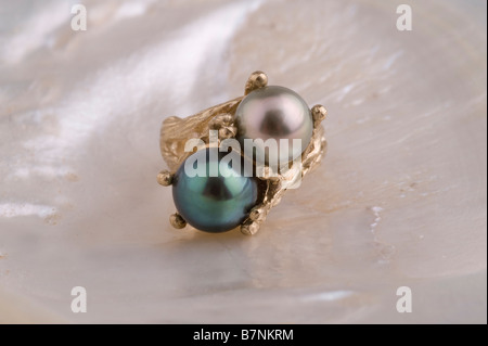 Perle ring, Wams - Silber/weiße Perle, schwarze Perle, in gold-Einstellung auf Perlmutt Stockfoto