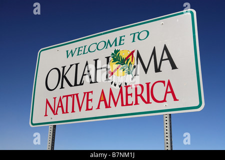 Ein Willkommen Zeichen an der Grenze von Texas/Oklahoma: "Willkommen in Oklahoma Native America." Stockfoto