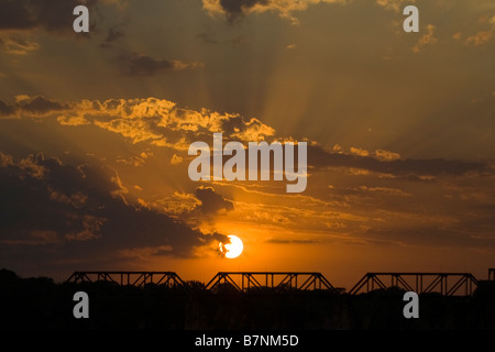 Sonnenuntergang über der alten Eisenbahnbrücke in Skukuza, Krüger Nationalpark, Südafrika Stockfoto