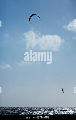 Kitesurfen auf dem Meer bei Harlingen Niederlande Stockfoto