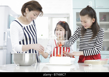 Familie machen Süßigkeiten Stockfoto