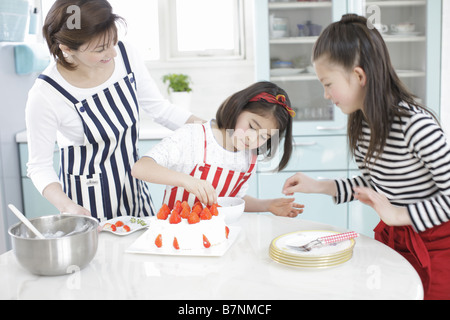 Familie machen Süßigkeiten Stockfoto