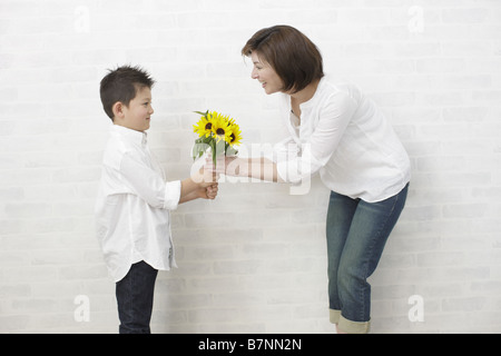 Sohn Mutter Bouquet verleihen Stockfoto